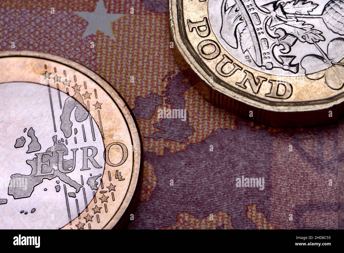 1 Euro- und 1-Pfund-Münzen auf einem Euro-Schein Stockfoto