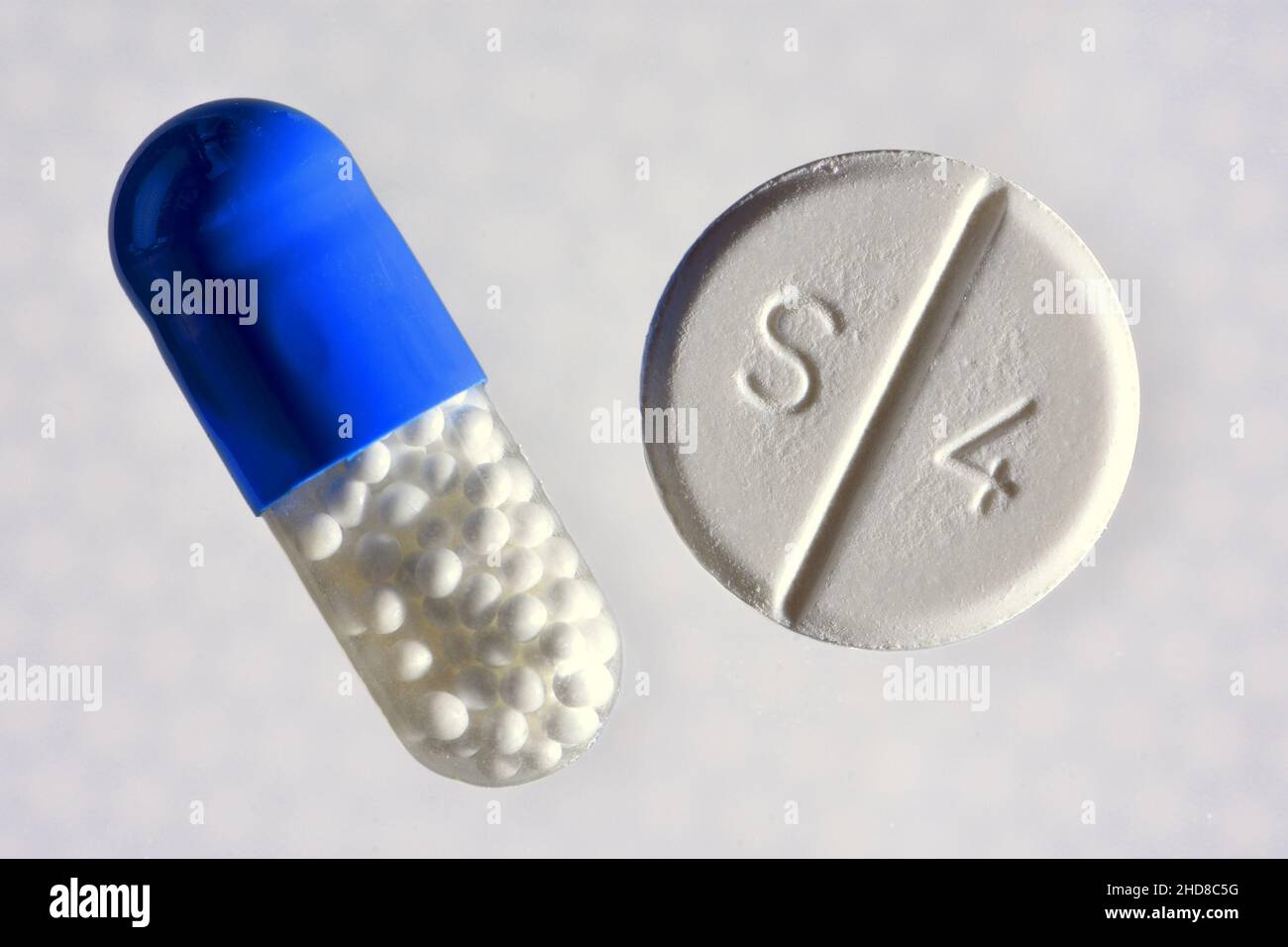 Schmerzmittel: Ibuprofen-Kapsel und Co-Codamol-Tablette (S4) Stockfoto
