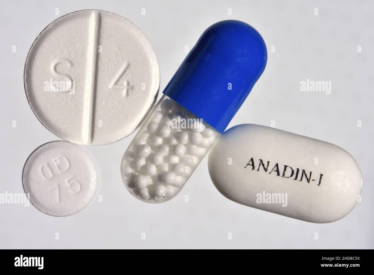 Schmerzmittel: Ibuprofen-Kapsel, Co-Codamol-Tablette (S4), dispergierbares Aspirin (OD 75) und Adadin Ibuprofen-Tablette Stockfoto