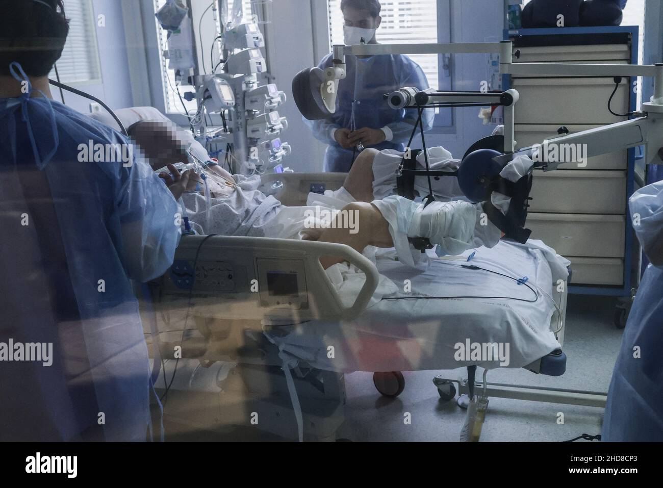 Auf dem Bild ist ein Physiotherapie-Fahrrad auf einem Covid-19-Patienten in der Intensivstation installiert. Das Fahrrad arbeitet automatisch und ermöglicht dem Patienten, seine Rehabilitation am Ende seiner Reanimation zu beginnen. Nach einer neuen Welle von Covid-19-Fällen befindet sich die Intensivstation des Krankenhauses Saint André in Bordeaux, Frankreich, am 4. Januar 2022 erneut in einer Krisensituation. Fast alle Patienten, die auf der Intensivstation aufgenommen werden, sind nicht geimpft oder immunsupprimierte Patienten, die nur zwei Impfdosen hatten. Foto von Thibaud Moritz/ABACAPRESS.COM Stockfoto