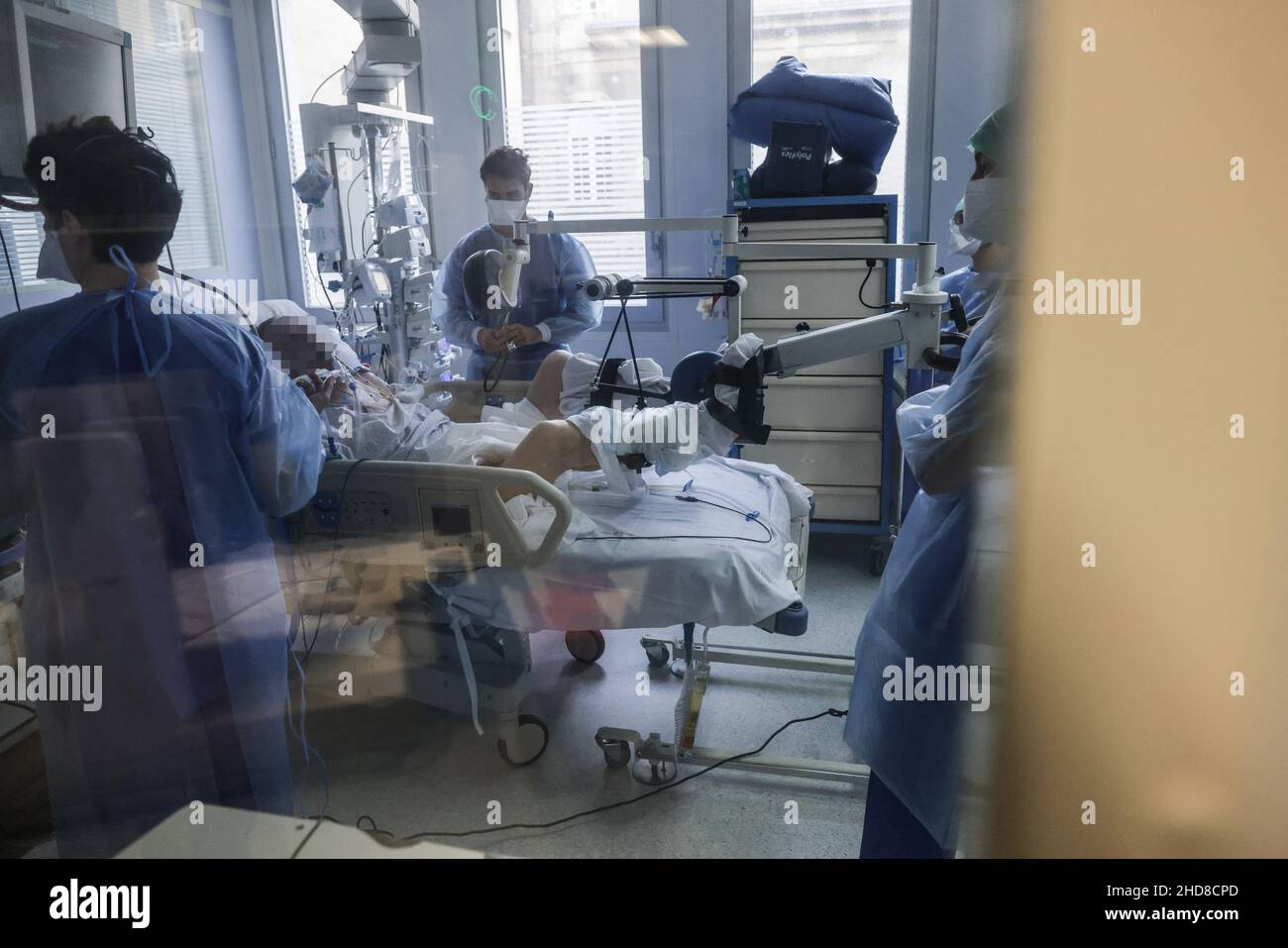 Auf dem Bild ist ein Physiotherapie-Fahrrad auf einem Covid-19-Patienten in der Intensivstation installiert. Das Fahrrad arbeitet automatisch und ermöglicht dem Patienten, seine Rehabilitation am Ende seiner Reanimation zu beginnen. Nach einer neuen Welle von Covid-19-Fällen befindet sich die Intensivstation des Krankenhauses Saint André in Bordeaux, Frankreich, am 4. Januar 2022 erneut in einer Krisensituation. Fast alle Patienten, die auf der Intensivstation aufgenommen werden, sind nicht geimpft oder immunsupprimierte Patienten, die nur zwei Impfdosen hatten. Foto von Thibaud Moritz/ABACAPRESS.COM Stockfoto