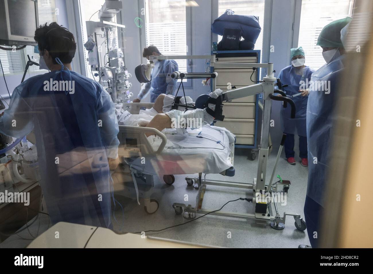 Auf dem Bild ist ein Physiotherapie-Fahrrad auf einem Covid-19-Patienten in der Intensivstation installiert. Das Fahrrad arbeitet automatisch und ermöglicht dem Patienten, seine Rehabilitation am Ende seiner Reanimation zu beginnen. Nach einer neuen Welle von Covid-19-Fällen befindet sich die Intensivstation des Krankenhauses Saint André in Bordeaux, Frankreich, am 4. Januar 2022 erneut in einer Krisensituation. Fast alle Patienten, die auf der Intensivstation aufgenommen werden, sind nicht geimpft oder immunsupprimierte Patienten, die nur zwei Impfdosen hatten. Foto von Thibaud Moritz/ABACAPRESS.COM Stockfoto