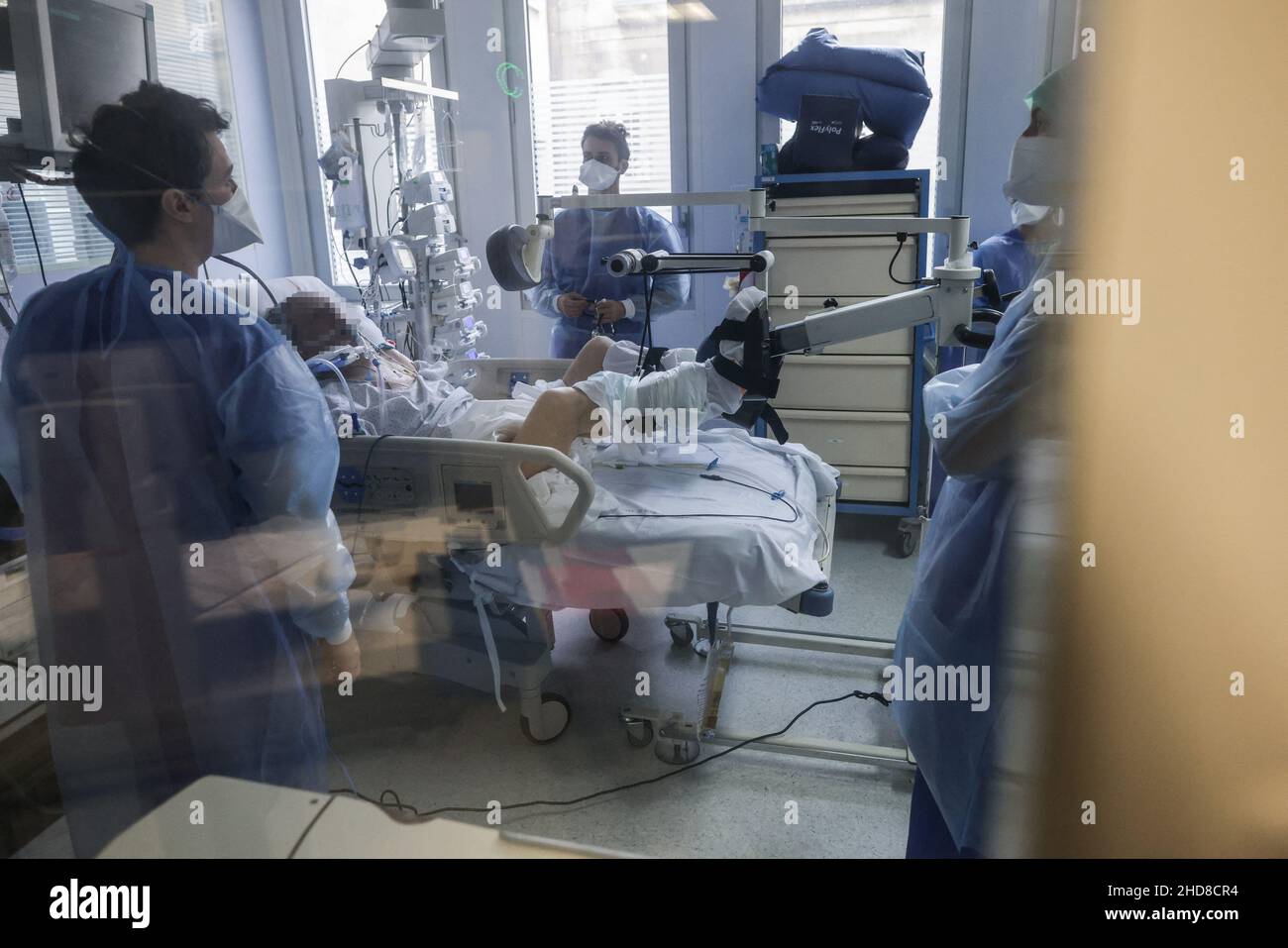 Auf dem Bild ist ein Physiotherapie-Fahrrad auf einem Covid-19-Patienten in der Intensivstation installiert. Das Fahrrad arbeitet automatisch und ermöglicht dem Patienten, seine Rehabilitation am Ende seiner Reanimation zu beginnen. Nach einer neuen Welle von Covid-19-Fällen befindet sich die Intensivstation des Krankenhauses Saint André in Bordeaux, Frankreich, am 4. Januar 2022 erneut in einer Krisensituation. Fast alle Patienten, die auf der Intensivstation aufgenommen werden, sind nicht geimpft oder immunsupprimierte Patienten, die nur zwei Impfdosen hatten. Foto von Thibaud Moritz/ABACAPRESS.COM Stockfoto