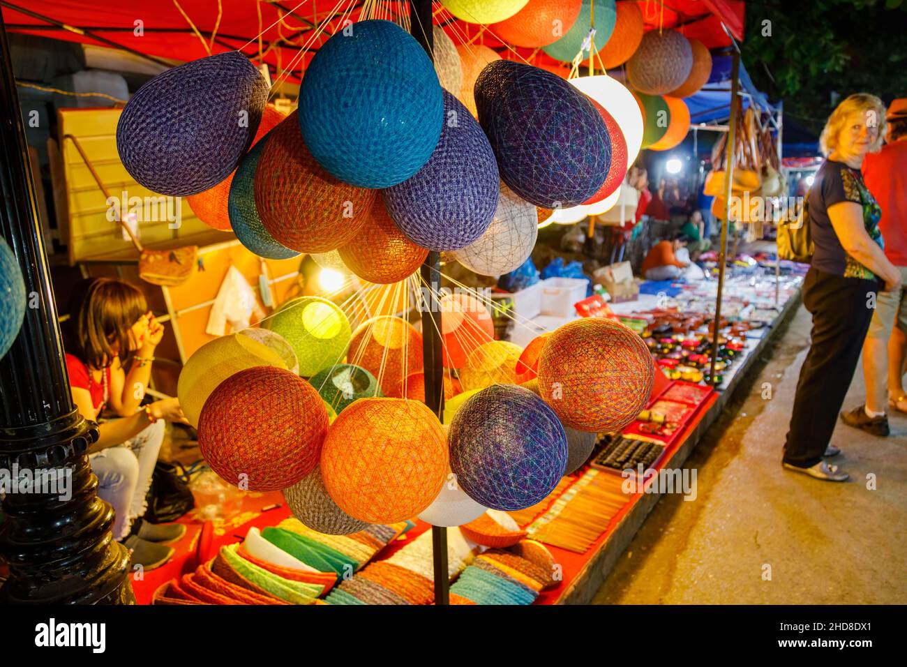 Ausstellung von bunten Lichtern in einem Straßenstand auf dem Nachtmarkt auf der Wanderstraße im Zentrum von Luang Prabang, im Norden von Laos, Südostasien Stockfoto