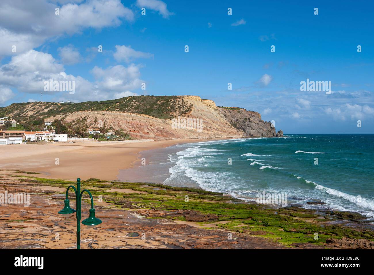 Strand und Felsküste, Praia da Luz, Algarve, Portugal, Europa Stockfoto