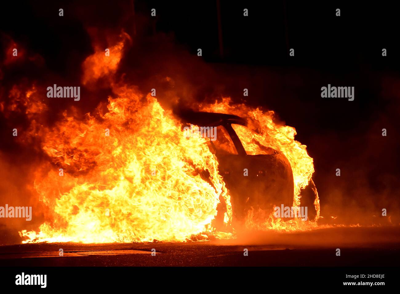 Marseille, Frankreich. 1st Januar 2022. Blick auf ein brennendes Auto  während der Silvesternacht in Marseille.nach Angaben des Innenministeriums  wurden in der Nacht vom 31. Dezember 2021 auf den 1. Januar 2022 874
