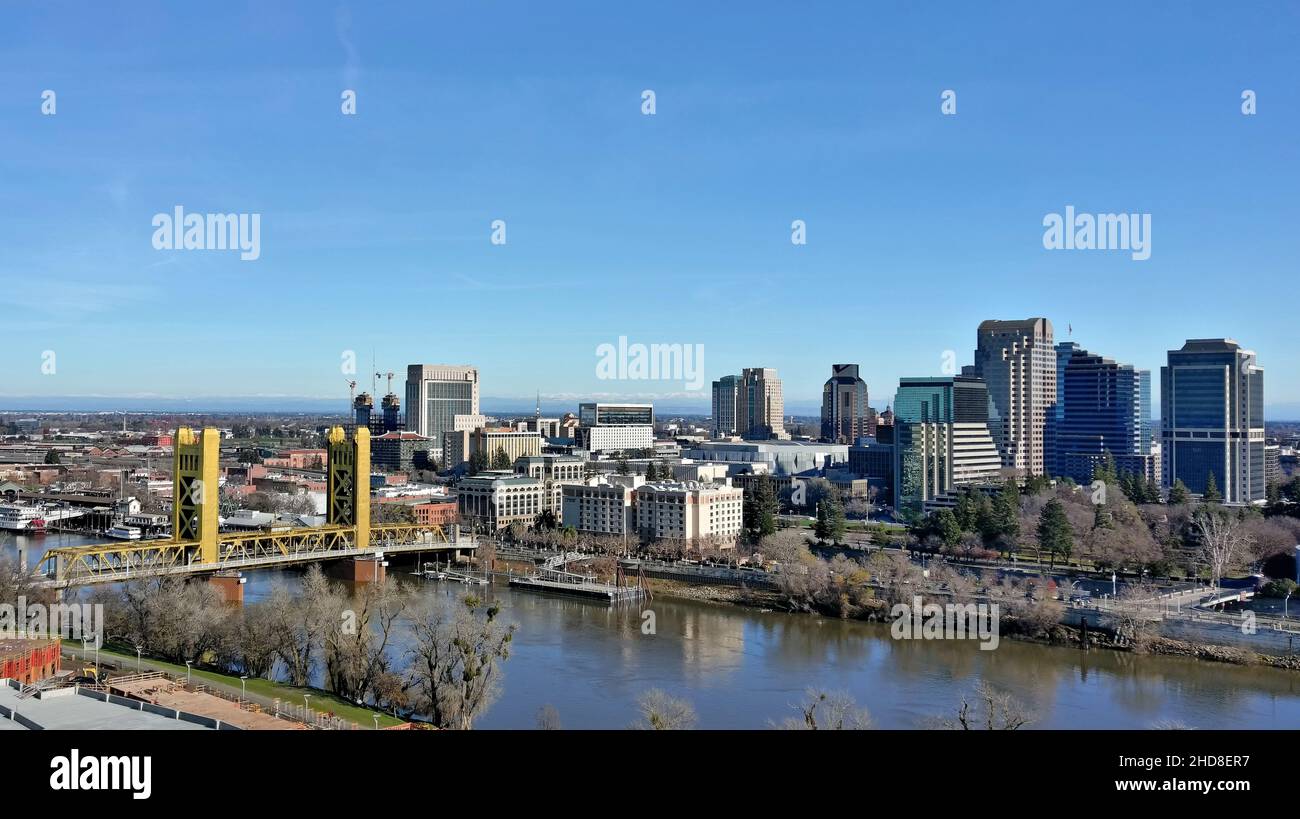 Skyline von Sacramento, Kalifornien mit der Tower Bridge Stockfoto