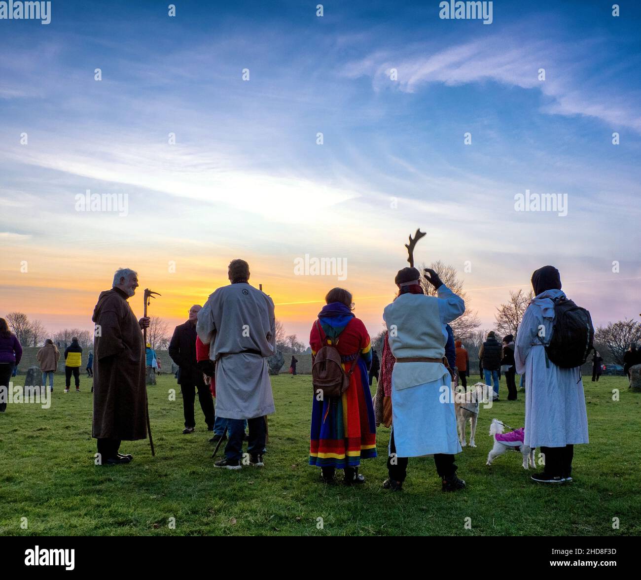 Sonnenuntergang Treffen von Druiden und Freunden in Avebury Henge bei der Wintersonnenwende 2021 - Wiltshire UK Stockfoto
