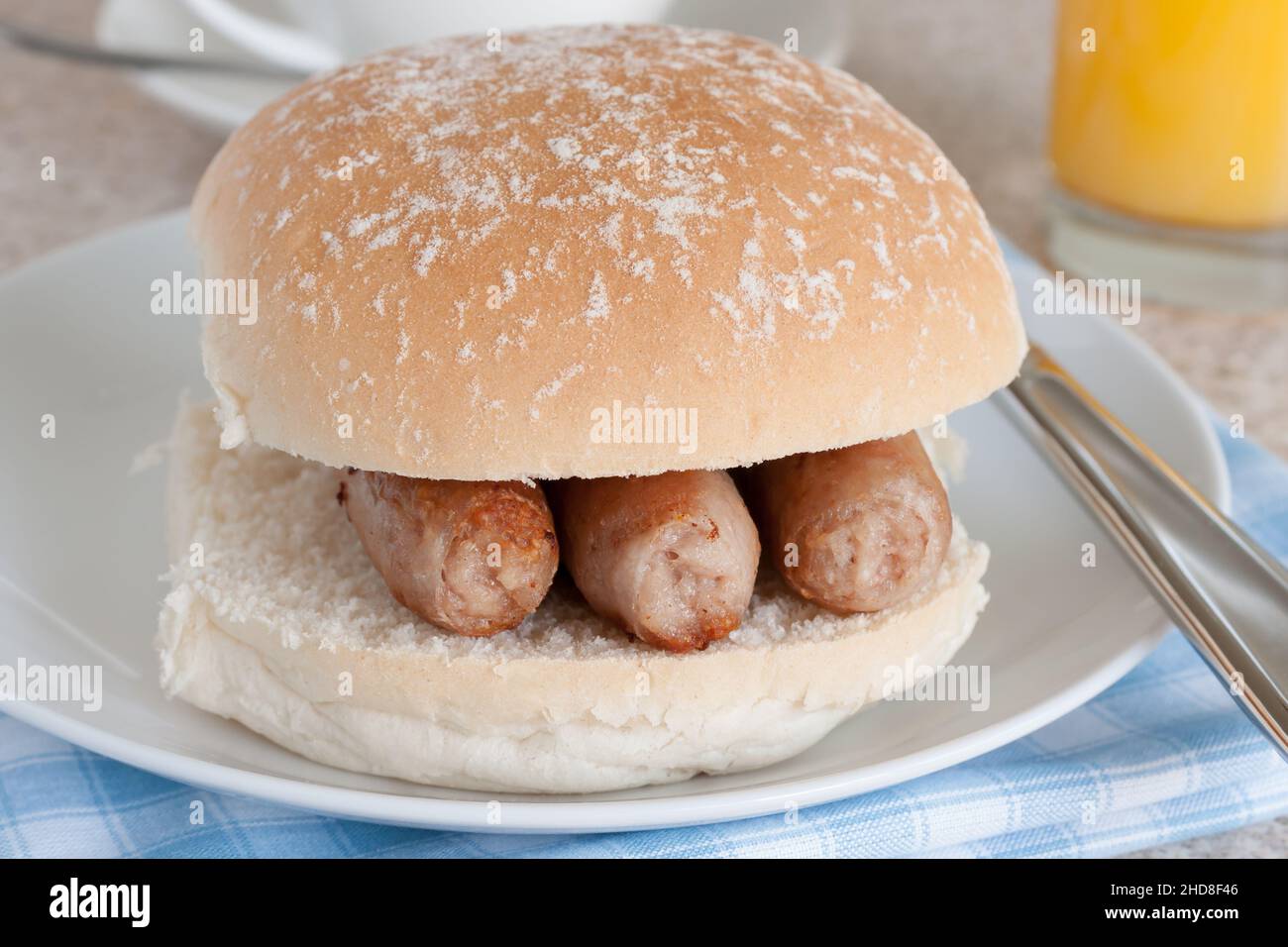 Würstchen-Sandwich oder Würstchen-bap ein beliebter britischer Frühstückssnack Stockfoto