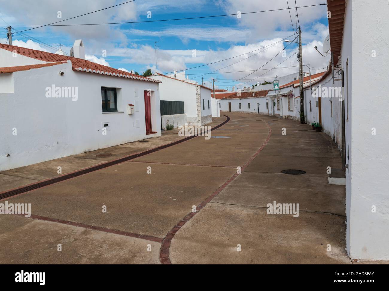 Alte renovierte Bergarbeiterhäuser der Mine São Domingos werden an Touristen verkauft oder vermietet. Corte do Pinto, Alentejo, Portugal. Stockfoto