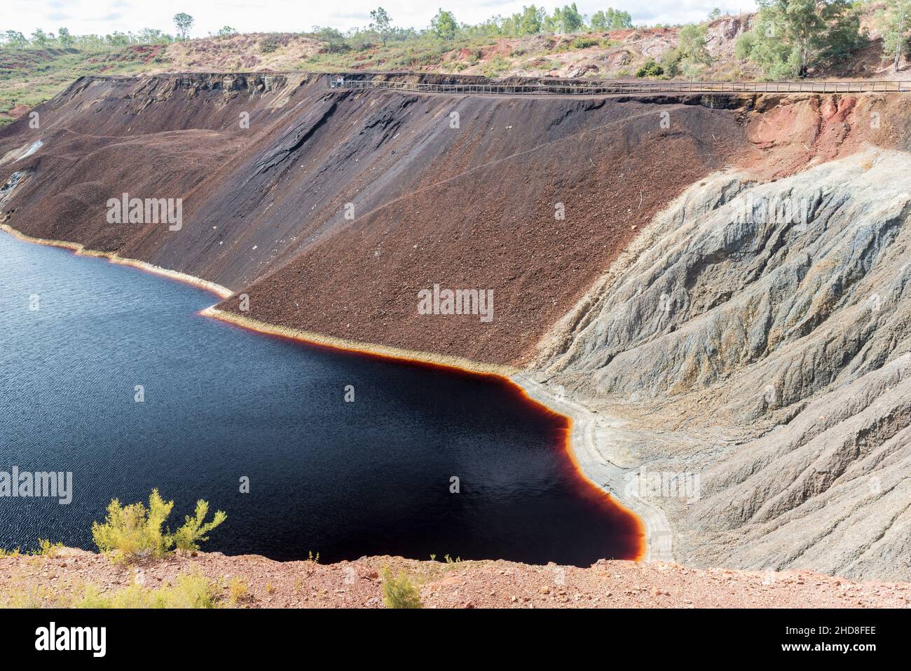 Das Wasser in der Grube der Sao Domingos Mine ist durch Eisen rot und durch Schwefeloxidation sauer. Corte do Pinto, Alentejo, Portugal. Stockfoto