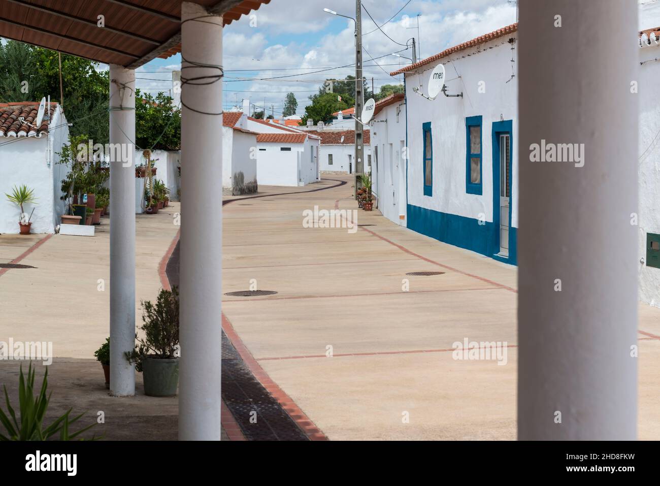 Alte renovierte Bergarbeiterhäuser der Mine São Domingos werden an Touristen verkauft oder vermietet. Corte do Pinto, Alentejo, Portugal. Stockfoto