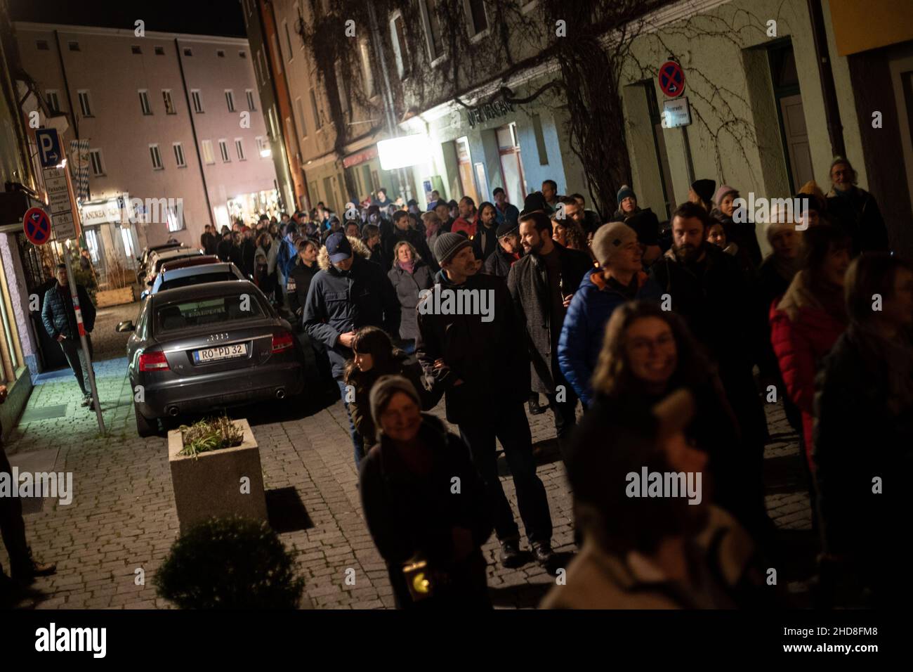 Am 3rd 2022. Januar versammelten sich Hunderte Covid-Leugner, Verschwörungsideologen und No-vax-Aktivisten in Rosenheim, Süddeutschland. Es gab zwei schwere Angriffe auf die Presse. Die Polizei war nicht vor Ort. (Foto von Alexander Pohl/Sipa USA) Stockfoto