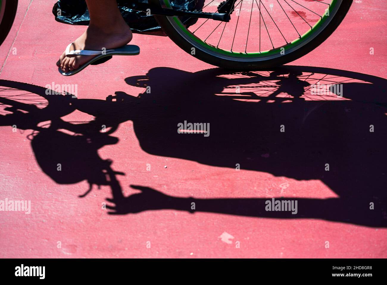 Schatten eines Fahrrads auf dem Radweg in der Stadt Salvador, Brasilien. Stockfoto