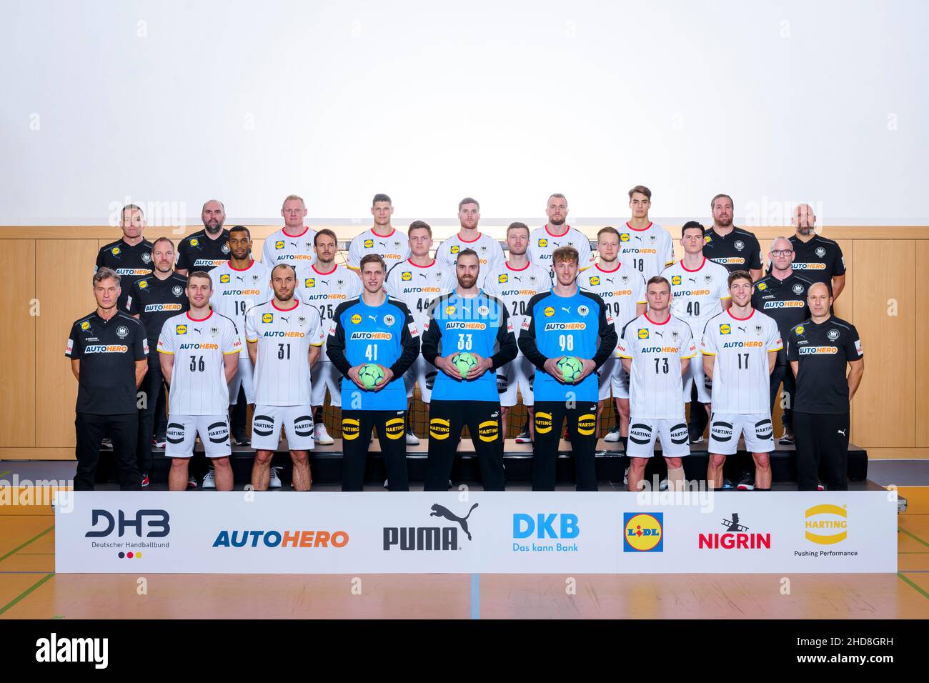 04. Januar 2022, Bayern, Großwallstadt: Handball, Nationalmannschaft, Deutschland: Die deutschen Handballnationalspieler stehen vor der EHF EURO 2022 für ein Teamfoto zusammen. Hintere Reihe von links: Nationaltrainer Alfred Gislason, Co-Trainer Erik Wudtke, Patrick Wiencek, Sebastian Heymann, Johannes Golla, Julius Kühn, Julian Köster, Teamchef Oliver Roggisch, DHB-Vorstandsmitglied für Sport Axel Kromer. Mittlere Reihe von links: Torwarttrainer Mattias Andersson, Djibril M'Bengue, Kai Häfner, Christoph Steinert, Philipp Weber, Luca Witzke, Simon Ernst, Teamarzt Dr. Philip Lübke. Erste Reihe von links: PHY Stockfoto