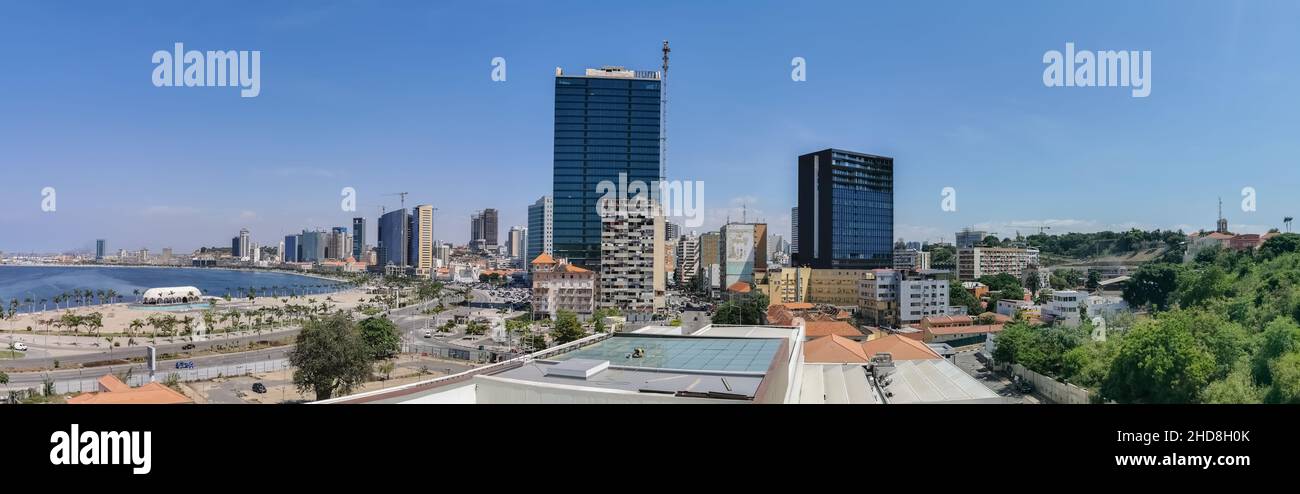 Luanda Angola - 11 29 2021: Atemberaubende Panorama-Luftaufnahme der Innenstadt von Luanda, Bucht, Cabo Island und Hafen von Luanda, marginale und zentrale Gebäude, in Stockfoto