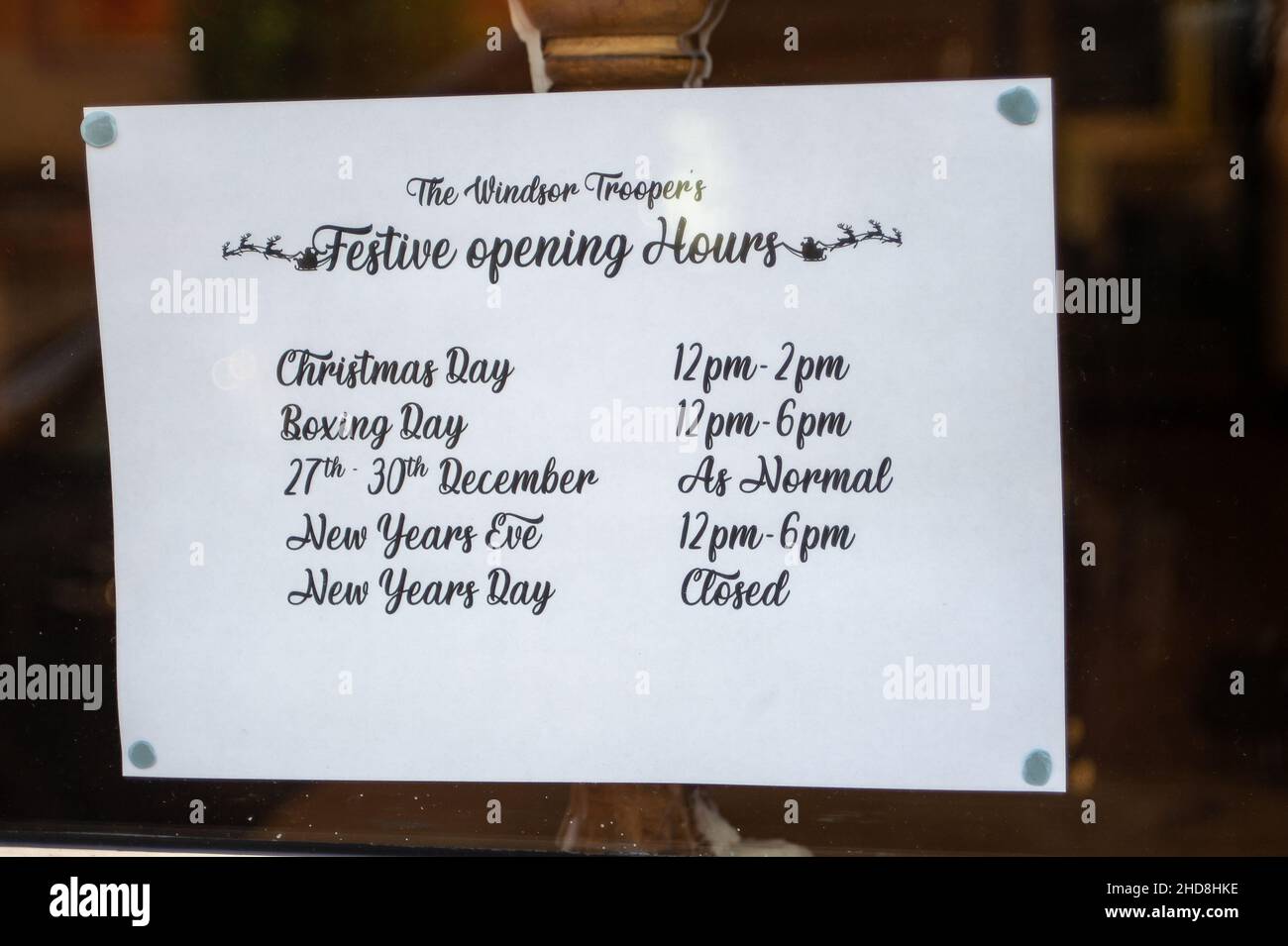 Windsor, Großbritannien. 31st. Dezember 2021. Der Tropper Pub in Windsor ist heute nur tagsüber geöffnet. Einige Veranstaltungsorte haben sich entschieden, heute Abend nicht zu öffnen. Quelle: Maureen McLean/Alamy Stockfoto