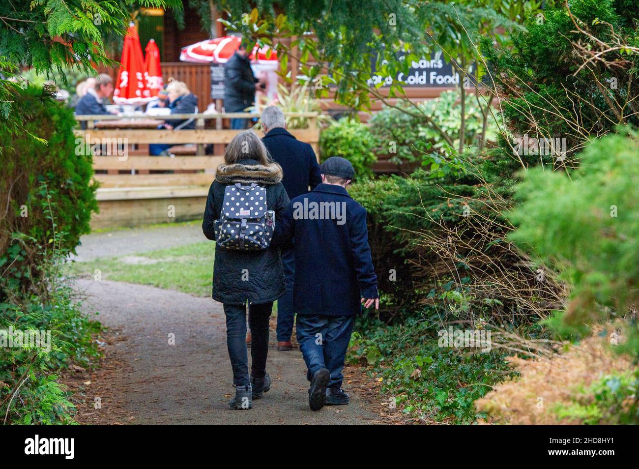 Maidenhead, Anford, Großbritannien. 3rd. Januar 2022. Die Menschen waren heute wieder draußen und genossen das milde Wetter auf Boulter's Lock Island neben der Themse in Maidenhead. Die Temperaturen werden ab morgen sinken.Quelle: Maureen McLean/Alamy Stockfoto