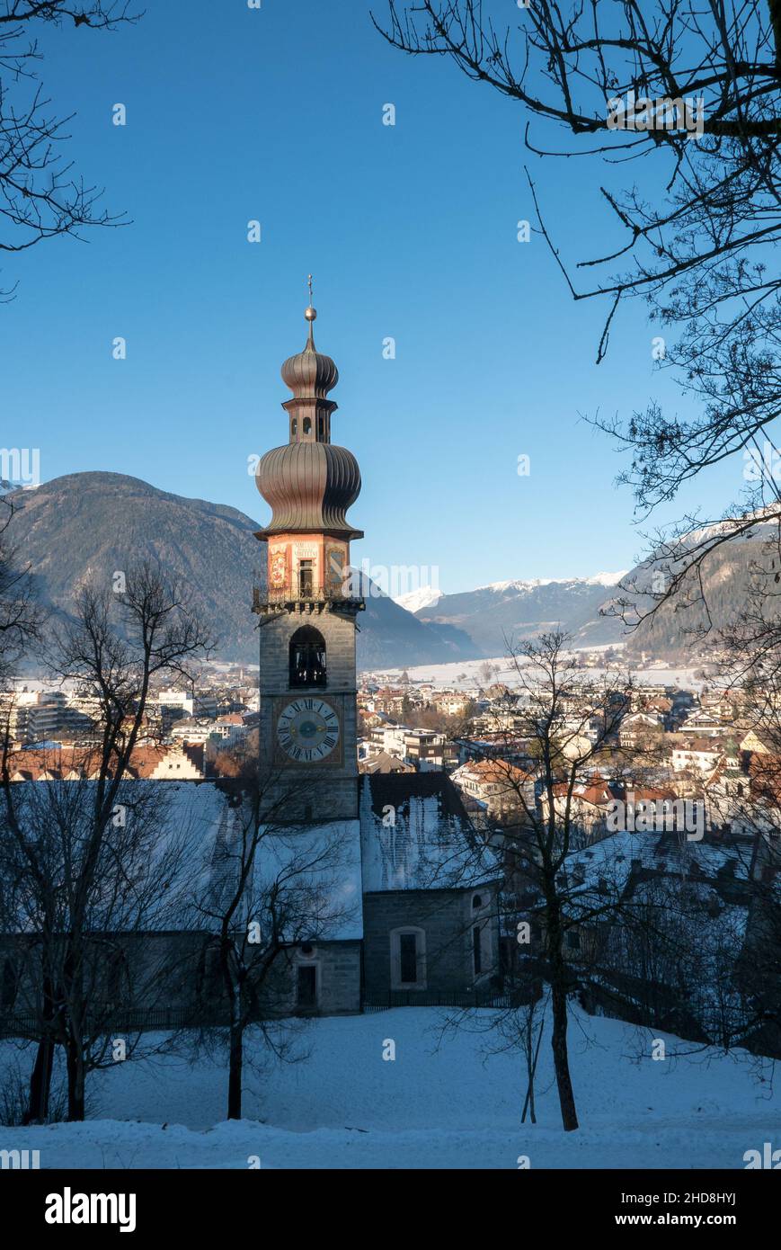 Bruneck, Italien - Landschaftsansicht der antiken Kirche der Heiligen Katharina (XIV Jahrhundert) vom Burgberg im Winter aus gesehen Stockfoto