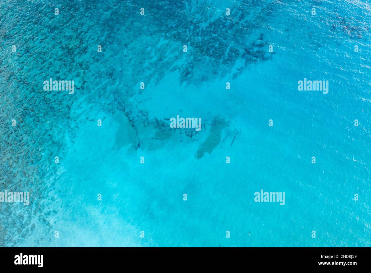 Meeresoberfläche türkis blau Farbe Hintergrund, Luftdrohne Ansicht. Ruhiges klares Wasser mit kleinen Wellen. Griechenland, Insel Elafonisos Stockfoto