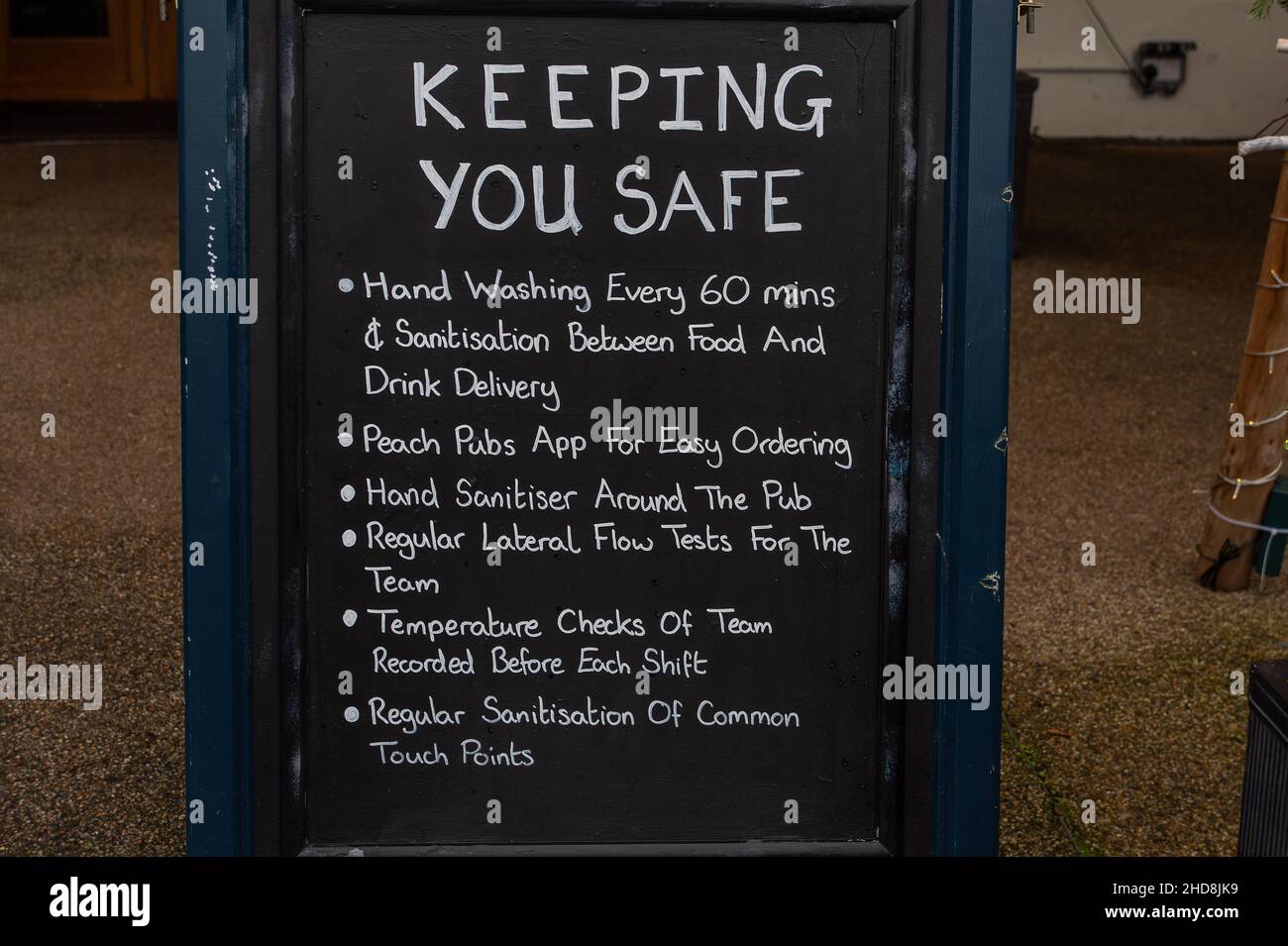 Maidenhead, Anford, Großbritannien. 3rd. Januar 2022. Ein Covid-19 Keeping You Safe Schild vor einem Restaurant in Maidenhead. Quelle: Maureen McLean/Alamy Stockfoto