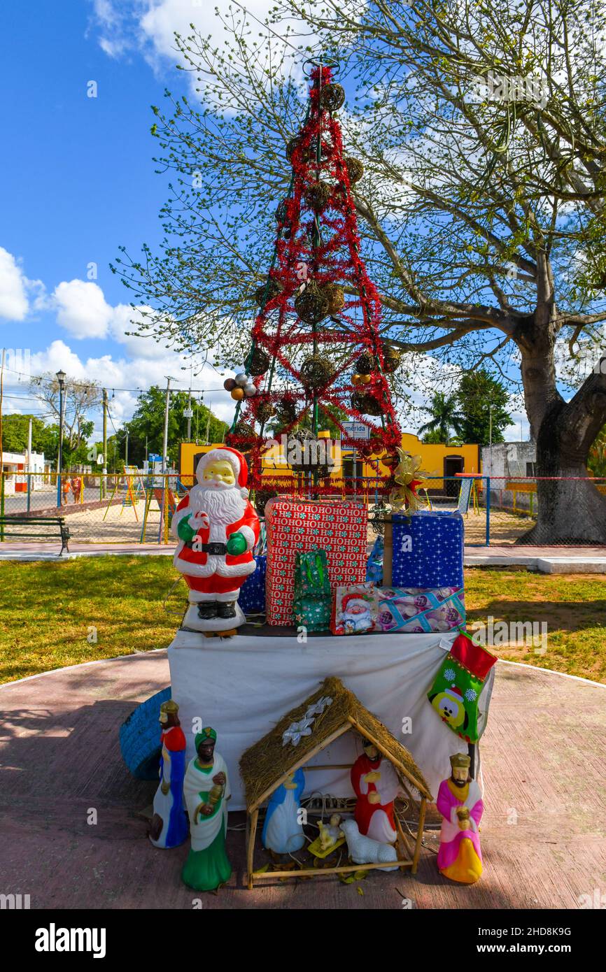 Geschmückter Weihnachtsbaum in der Stadt Chablekal, Yucatan, Mexiko Stockfoto