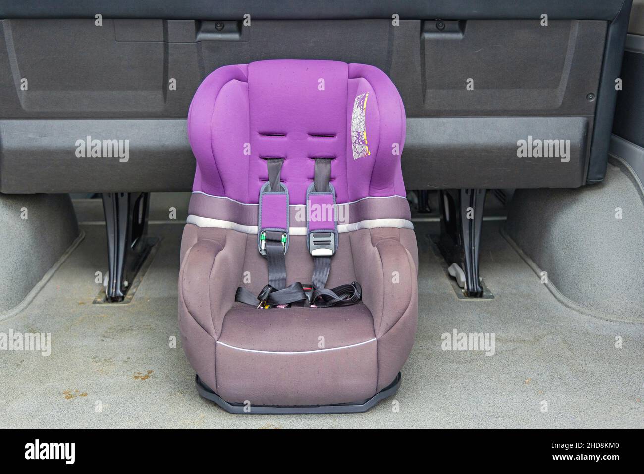 Kindersitz mit Gurten im Rückhaltesystem in der Van-Kabine Stockfoto