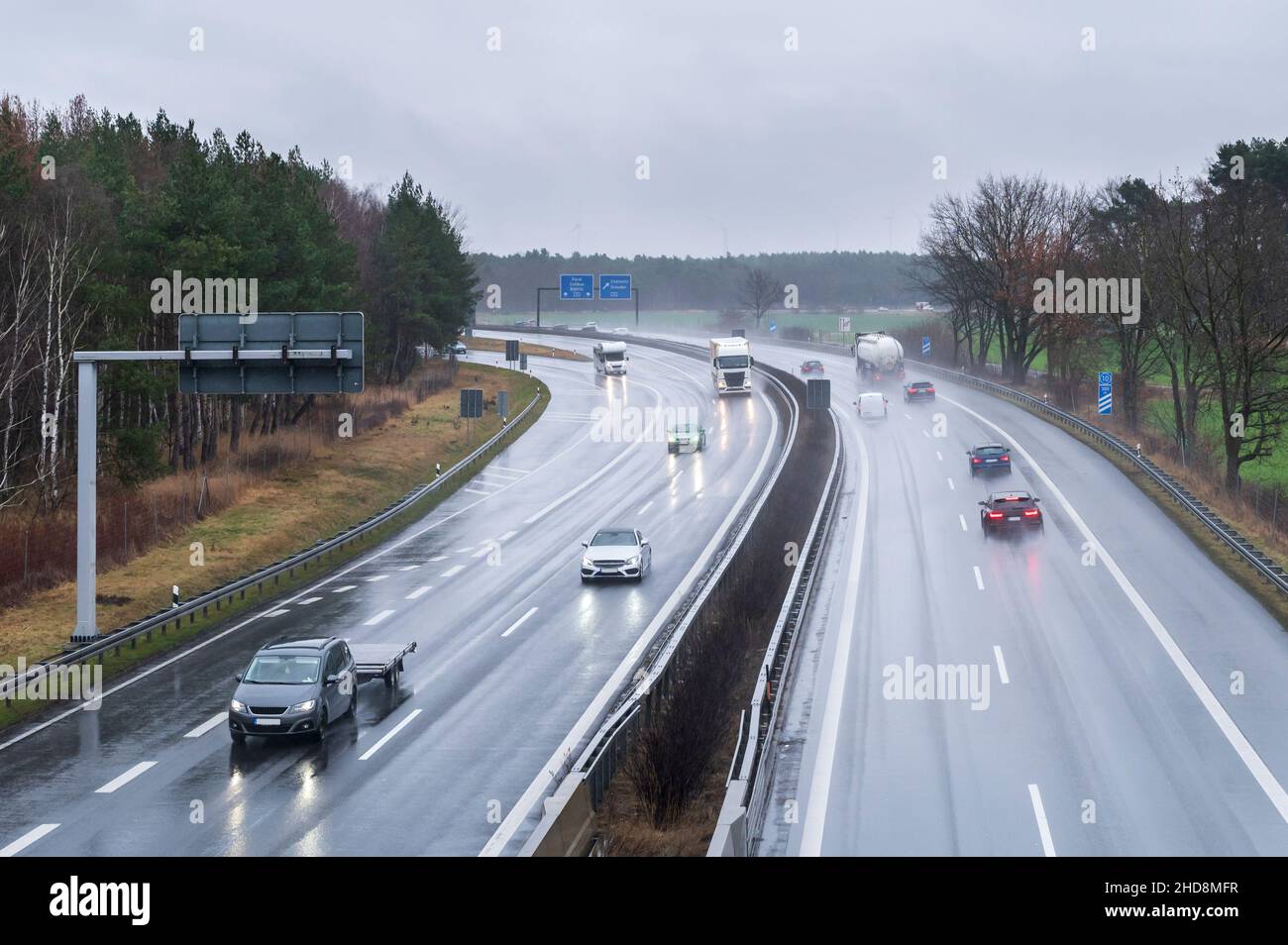 Bei Regen auf der Autobahn Stockfoto