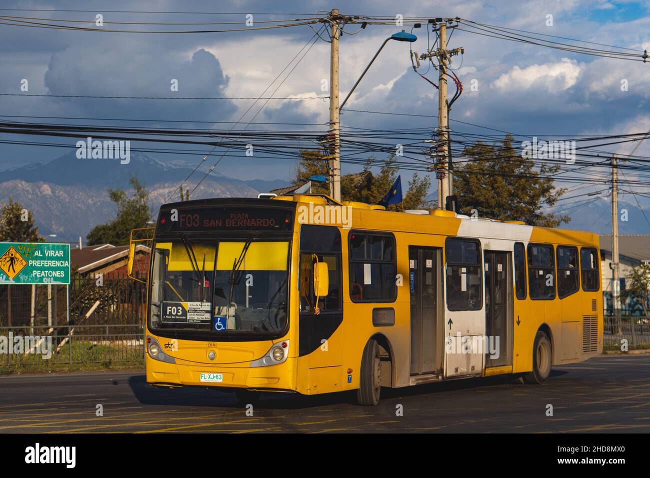 Santiago, Chile - August 2021: Ein Transantiago, oder Red Metropolitana de Movilidad, Bus in Santiago Stockfoto