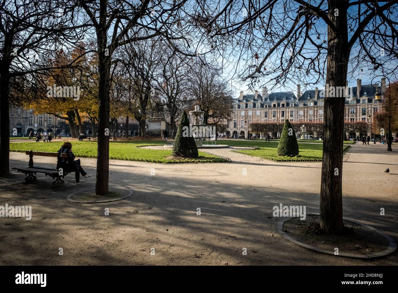 Der ikonische Place des Vosges in Paris, Frankreich. Stockfoto