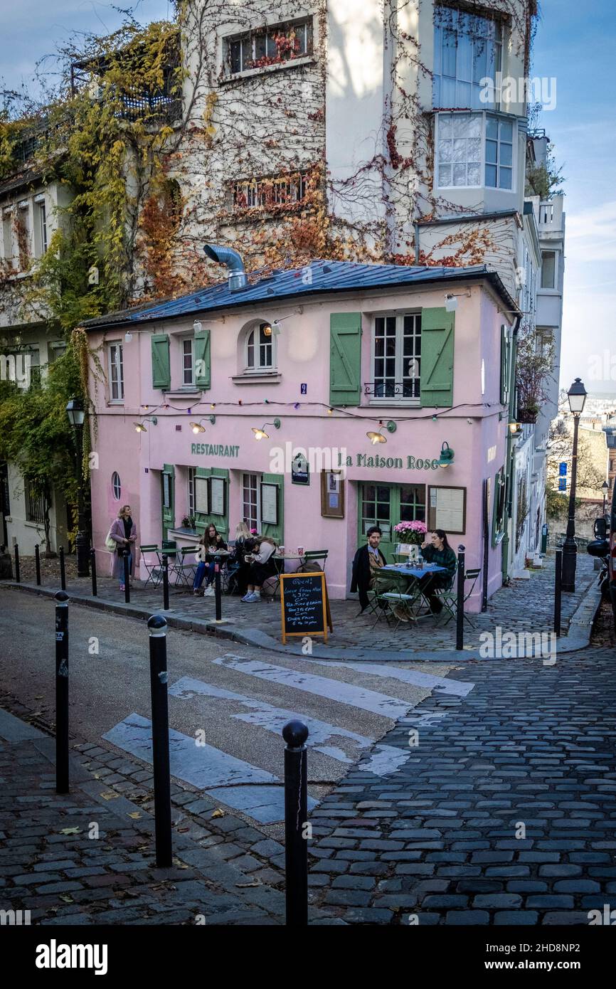 La Maison Rose“, ein Restaurant in der Rue de l'Abreuvoir im Herzen von Montmartre, Paris, Frankreich Stockfoto
