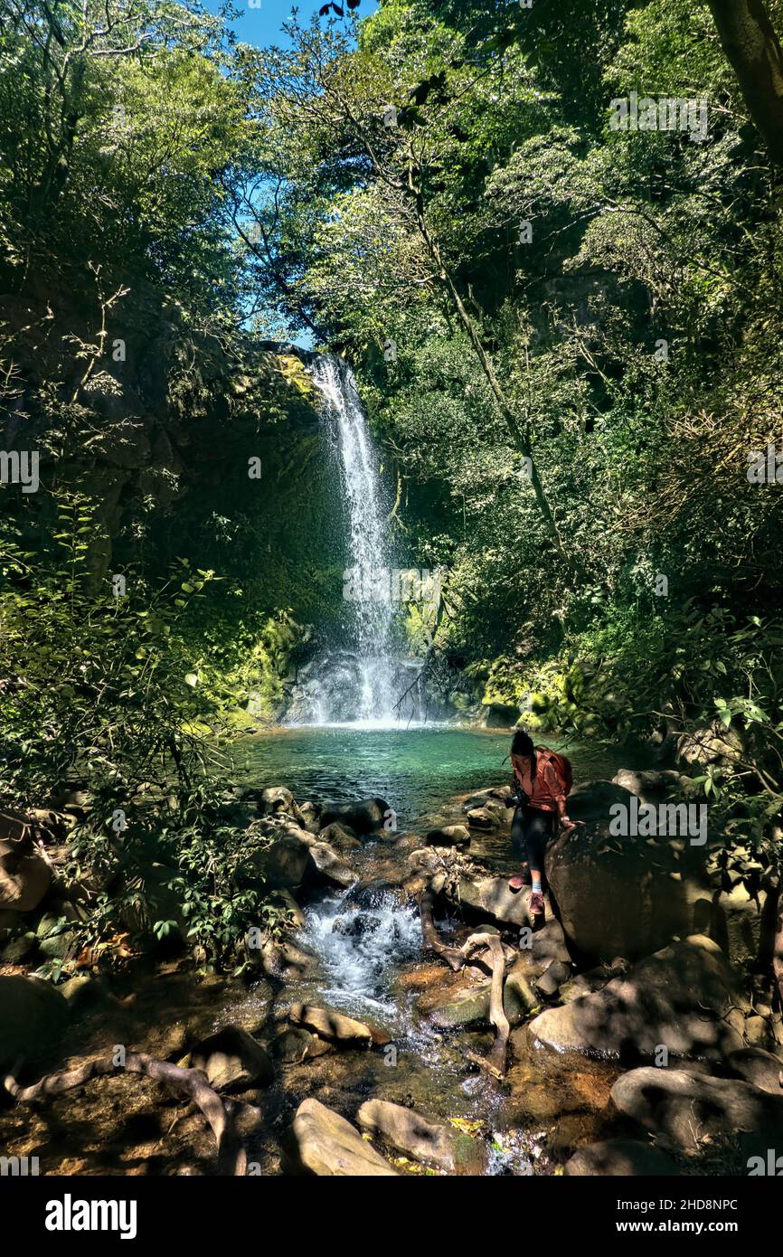 Einladender Pool im Hidden Waterfall (Cataratas Escondido), Nationalpark Rincon de La Vieja, Guanacaste, Costa Rica Stockfoto