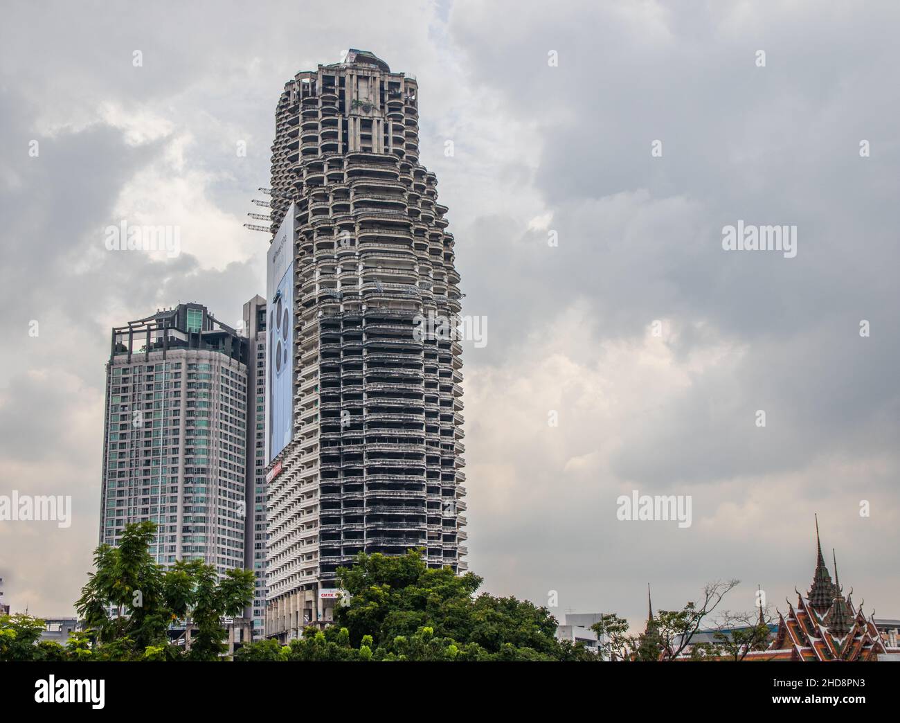 Ein nie fertiggestellte und verlassene Wolkenkratzer in Bangkok Thailand Stockfoto