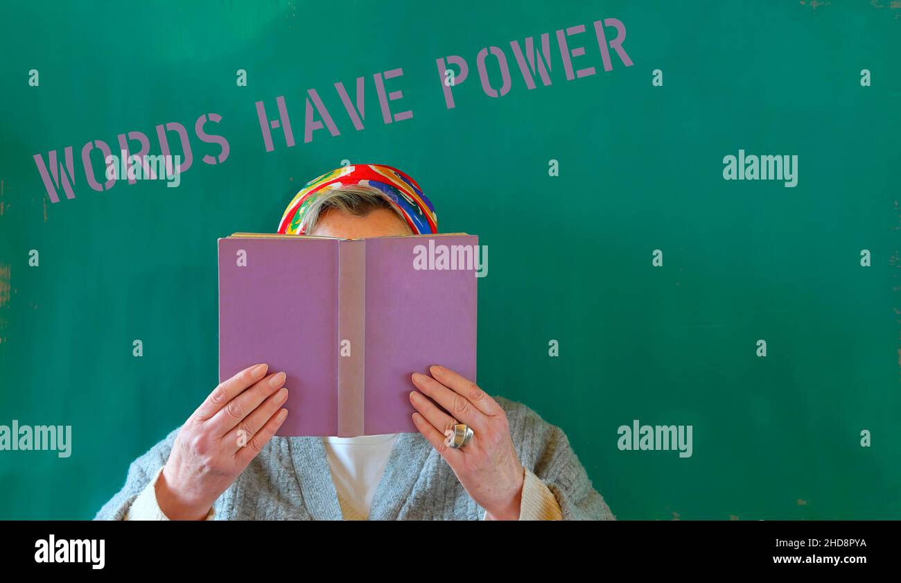 Frau, die ein Buch liest, hat Macht, Bildung, Lesen, Roman, unkenntliche Person, freien Kopieplatz Stockfoto