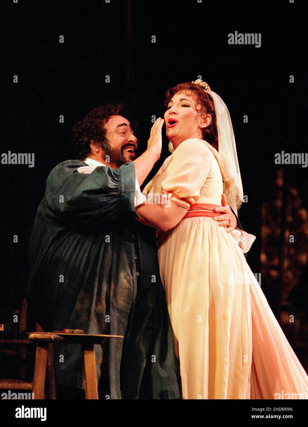 Akt 1: Luciano Pavarotti (Mario Cavaradossi), Carol Vaness (Floria Tosca) in TOSCA von Puccini an der Royal Opera, Covent Garden, London WC2 11/01/2002 Dirigent: Jesus Lopez Cobos Bühnenbild: Renzo Mongiardino Kostüme: Marcel Escoffier Revival Beleuchtung: John B Original lesen Regie: Franco Zeffirelli Revival Regie: John Cox Stockfoto