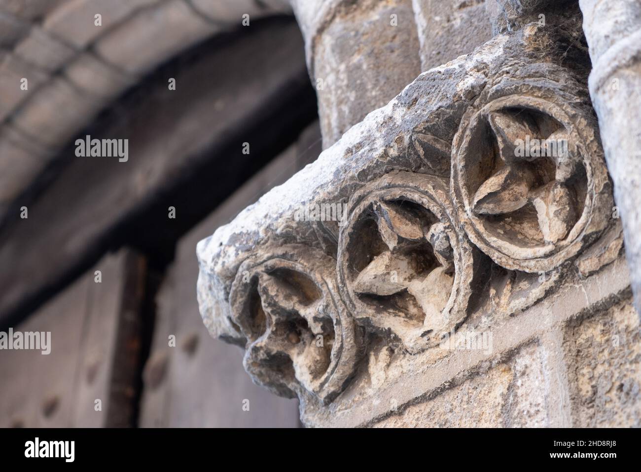 Relief skulpturale Dekoration auf romanischen Ruinen in Spanien Stockfoto