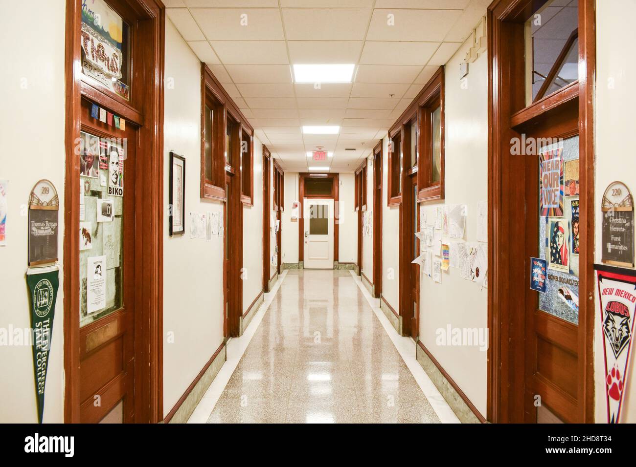 Leerer Flur an der Amy Biehl High School, Albuquerque, New Mexico USA Stockfoto