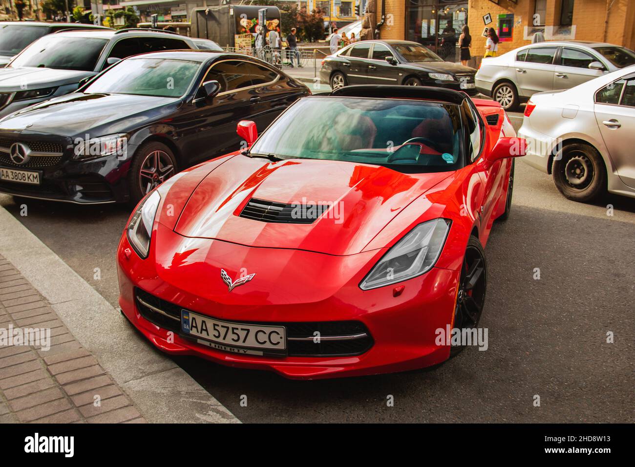 Kiew, Ukraine - 19. Juni 2021: Red Muscle Car Chevrolet Corvette C7 Liberty in der Stadt geparkt Stockfoto