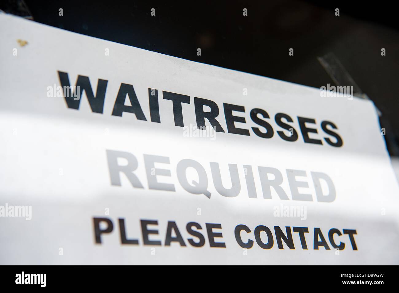 Slough, berkshire, Großbritannien. 30th. Dezember 2021. Eine Anzeige für Kellnerinnen im Restaurantfenster in Slough. Quelle: Maureen McLean/Alamy Stockfoto