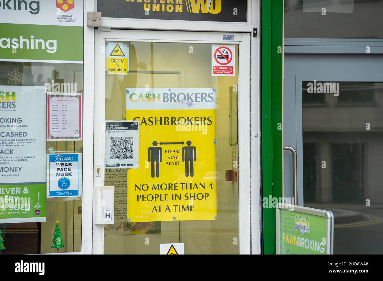Slough, berkshire, Großbritannien. 30th. Dezember 2021. Ein soziales Distanzierungszeichen in einem Cashbrokers-Geschäft in Slough. Quelle: Maureen McLean/Alamy Stockfoto