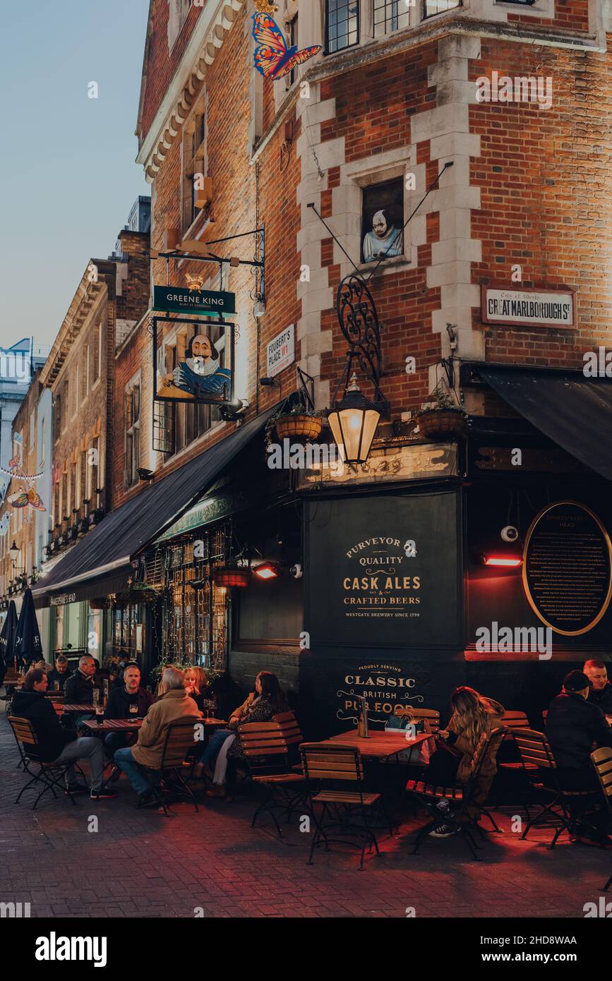 London, Großbritannien - 13. Juni 2020: Menschen an den Tischen im Freien im Shakespeares Head Pub in Soho, einer Gegend im Zentrum Londons, die für ihre Pubs und Restaurants berühmt ist Stockfoto