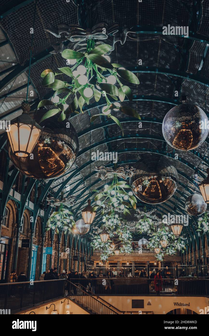 London, Großbritannien - 23. November 2021: Weihnachtsschmuck, Mistel und riesige Festkugeln auf dem Covent Garden Market, einem der beliebtesten Touristenattraktionen Stockfoto