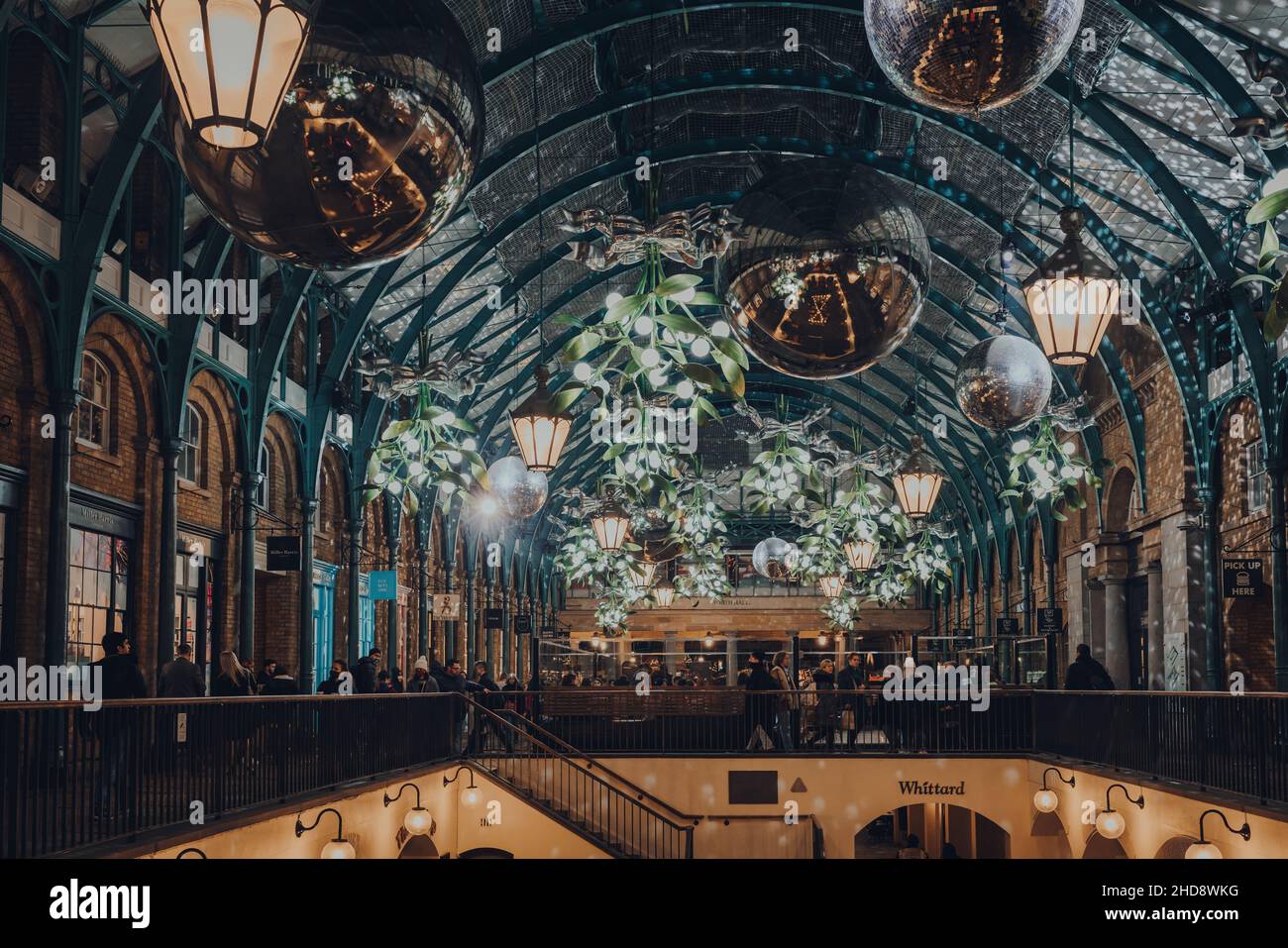 London, Großbritannien - 23. November 2021: Weihnachtsschmuck, Mistel und riesige Festkugeln auf dem Covent Garden Market, einem der beliebtesten Touristenattraktionen Stockfoto