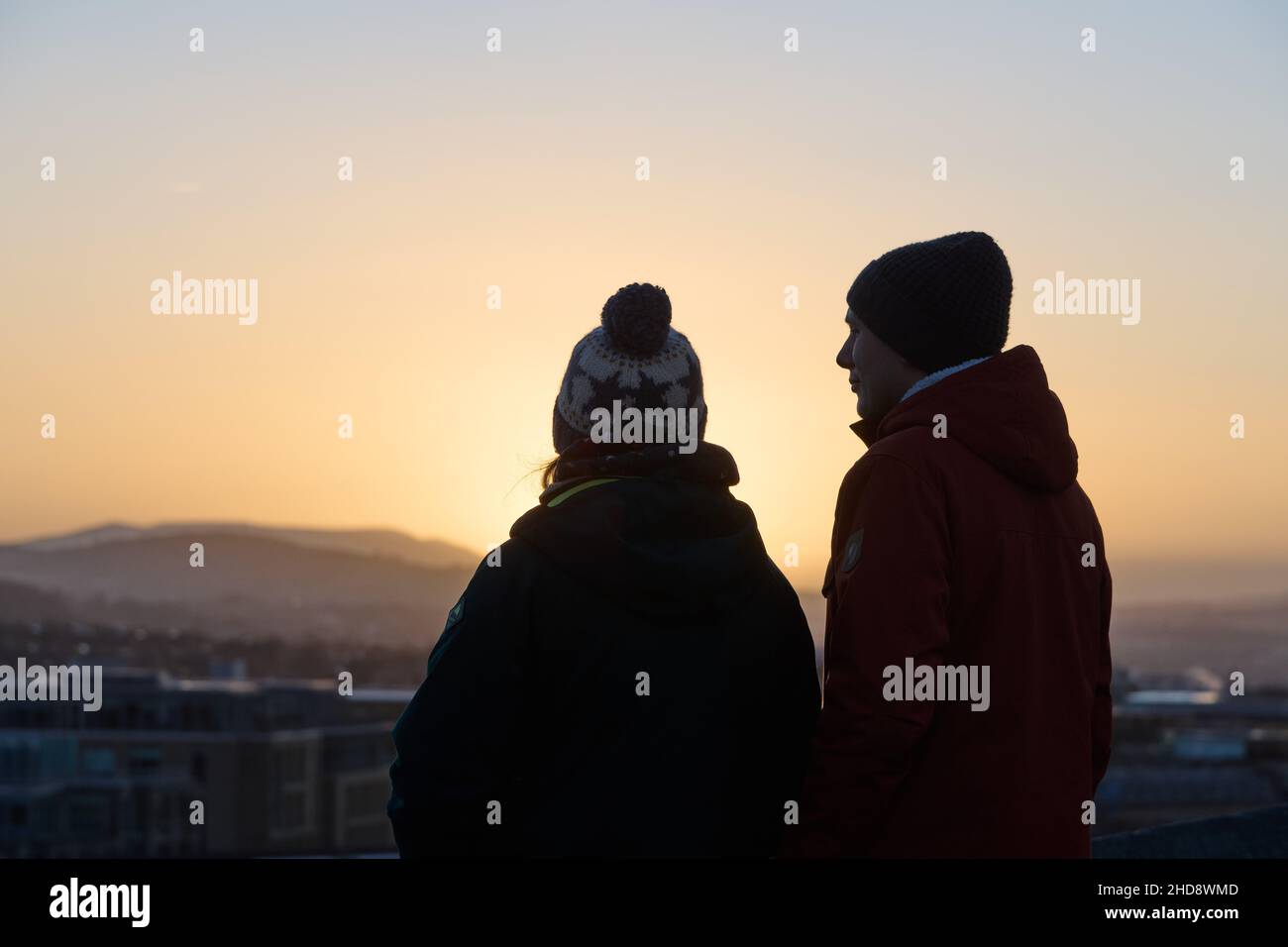 Edinburgh Schottland, Großbritannien Januar 04 2022. WETTER:Großbritannien: Touristen beobachten den Sonnenuntergang von der Esplanade des Edinburgh Castle. Nach Tagen der Rekord brechen warmen Wetter gefrierenden Zustand haben Rückkehr. Credit sst / alamy Live-Nachrichten Stockfoto