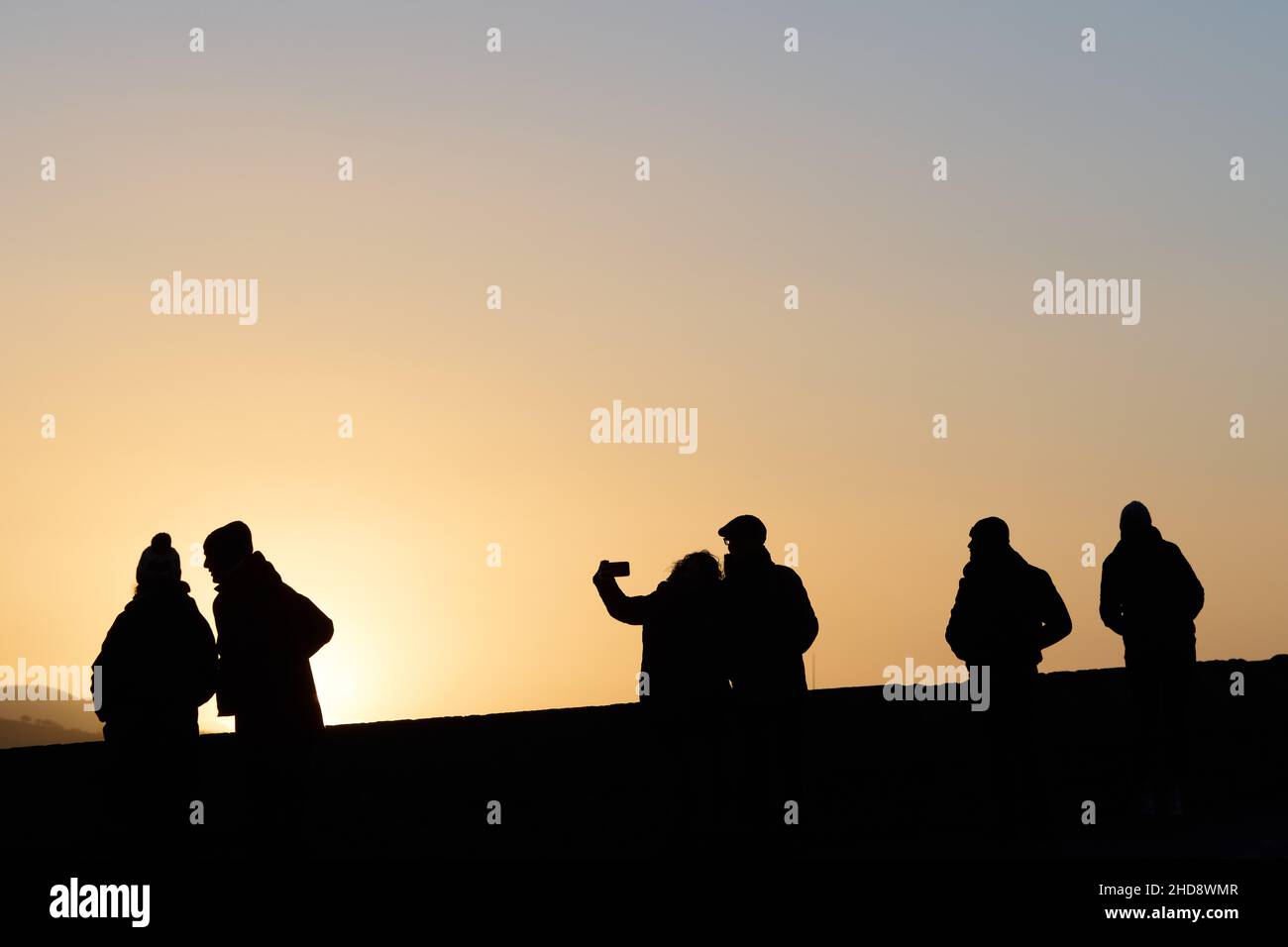 Edinburgh Schottland, Großbritannien Januar 04 2022. WETTER:Großbritannien: Touristen beobachten den Sonnenuntergang von der Esplanade des Edinburgh Castle. Nach Tagen der Rekord brechen warmen Wetter gefrierenden Zustand haben Rückkehr. Credit sst / alamy Live-Nachrichten Stockfoto