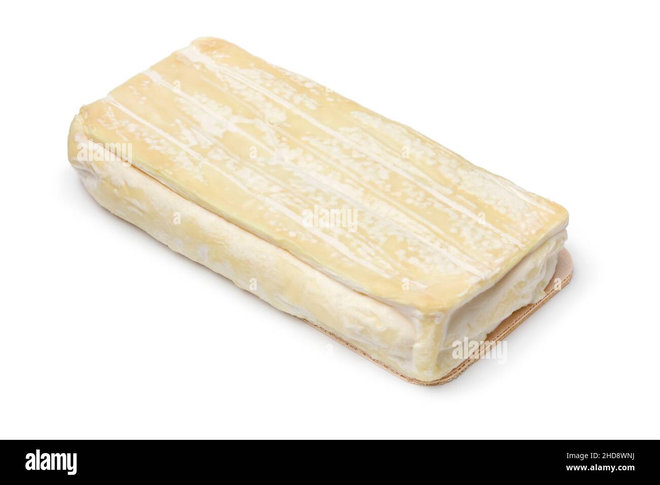 Ein Stück französischer Schafskäse, fromage de brebis Brique, isoliert auf weißem Hintergrund Stockfoto