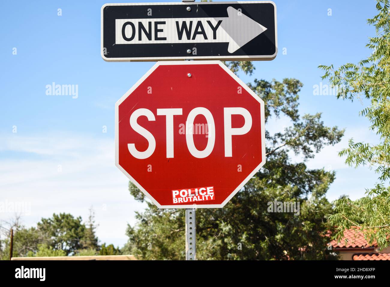 Stoppschild mit Aufkleber mit der Aufschrift „Polizeibrutalität“. Stockfoto