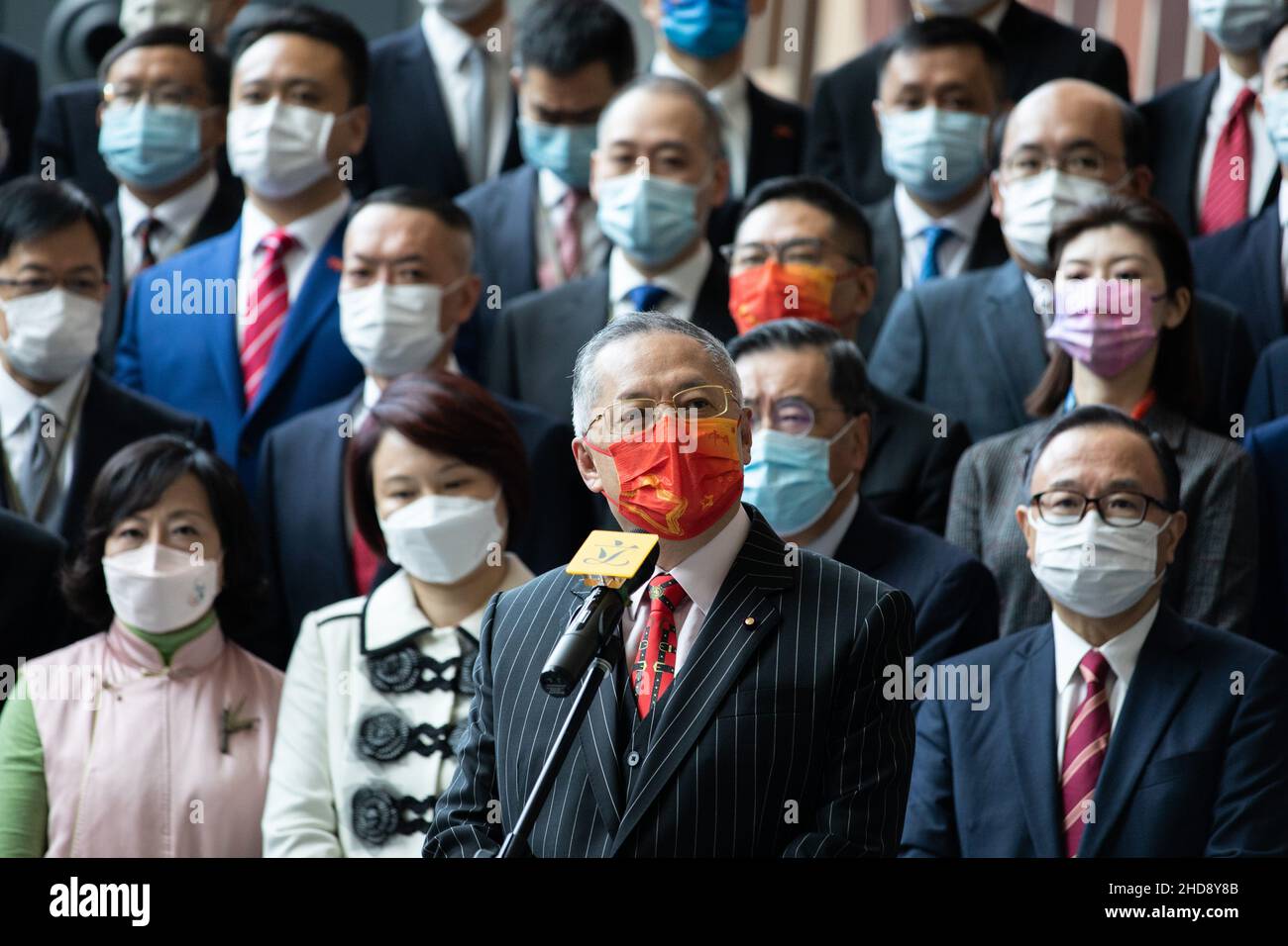 Admiralty, Hongkong. 03rd Januar 2022. Tommy Cheung Yu-yan trug eine rote China-Maske, während er seine Rede hielt, nachdem er sich vereidigt hatte, der Gesetzgeber zu sein.90 Gesetzgeber vereidigten nach der Wahlüberholung im vergangenen Jahr ihren Eid, Mitglieder des legislativrates zu sein, mit einem Erdrutschsieg pro-chinesischer Parteien, da nur Patrioten erlaubt sind. (Foto von Alex Chan Tsz Yuk/SOPA Images/Sipa USA) Quelle: SIPA USA/Alamy Live News Stockfoto