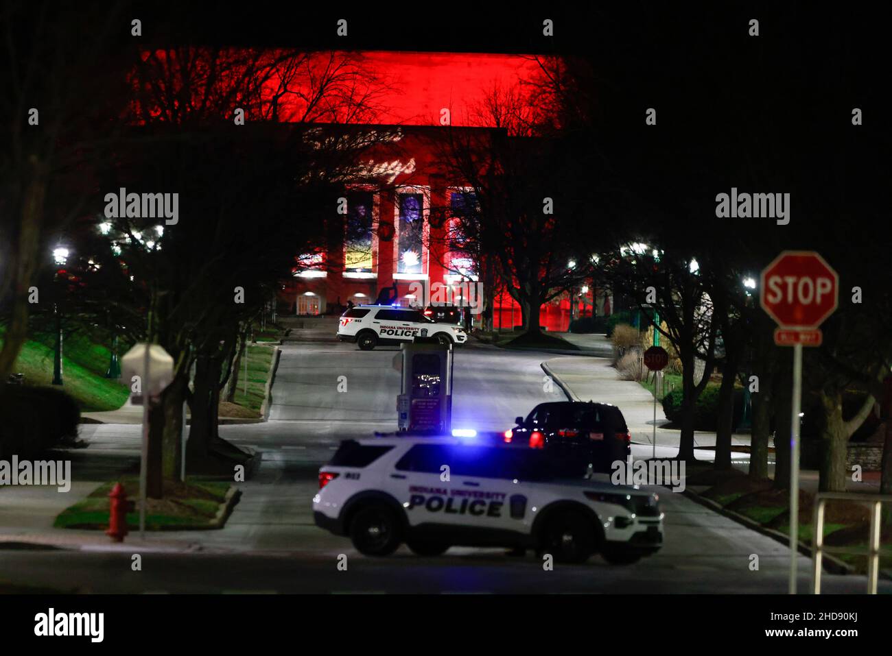 BLOOMINGTON, USA - 03. JANUAR: Mitglieder der Polizei der Indiana  University blockieren eine Straße, nachdem Cecil L. Gilbert, der nicht  untergebracht ist, sich am 3. Januar 2022 in einem Hotelzimmer im Gebäude