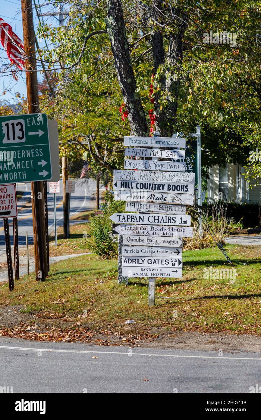 Schild mit Wegbeschreibungen zu lokalen Einrichtungen in Centre Sandwich, einem Dorf in New Hampshire, New England, USA Stockfoto